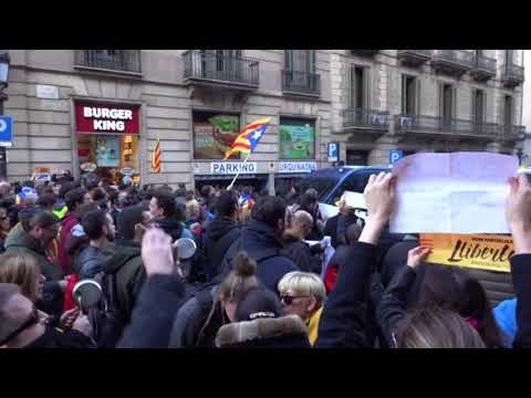 Crits de fora el borbó a Via Laietana amb l'arribada del rei