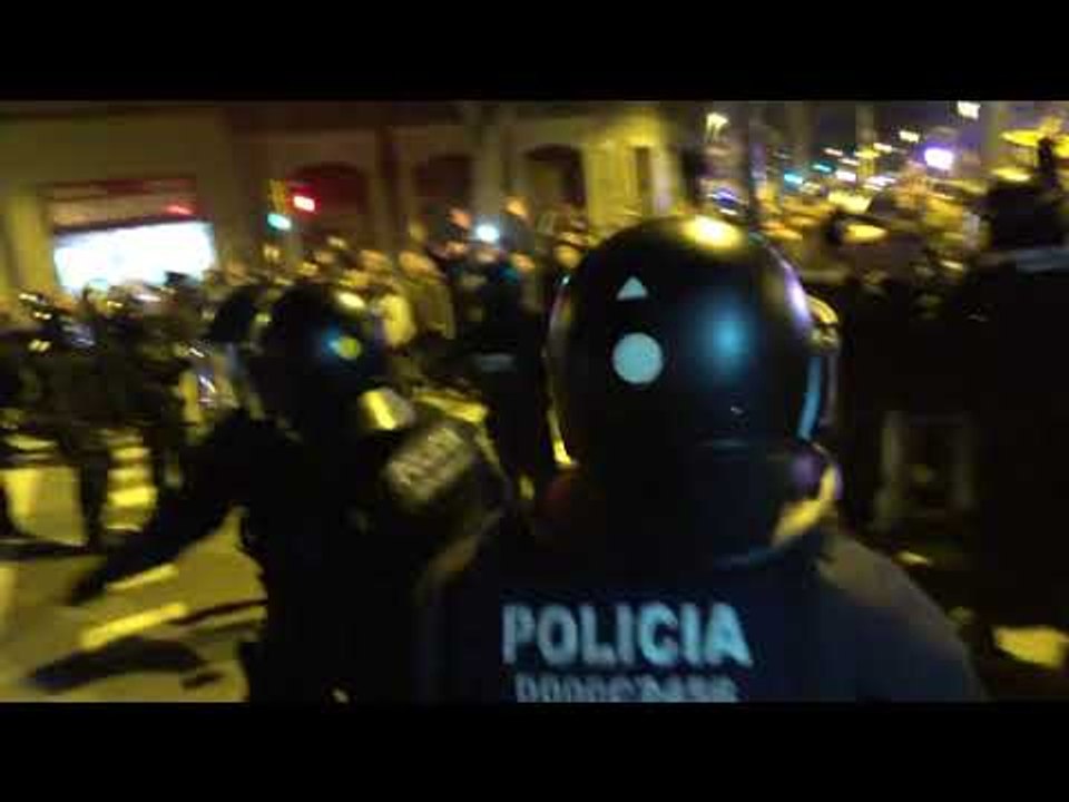 Fortes càrregues contra manifestants al carrer Trafalgar