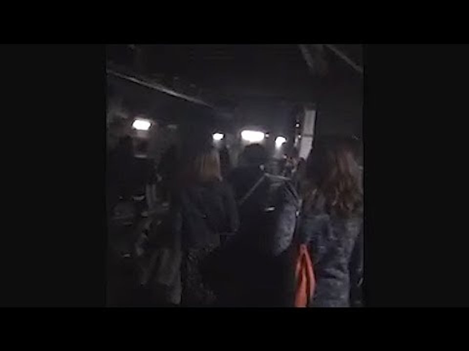 L'avaria d'un tren a Sarrià obliga els passatgers a sortir caminant per les vies
