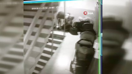 Acemi hırsızlar ev sahiplerine yakalanınca dayaktan kurtulamadı