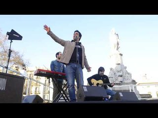 Lexu's cantant herois a la manifestació: República, ara