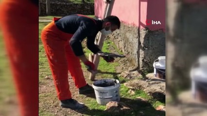 İki üniversite öğrencisi köy okulunu yeniledi