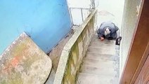 Kamera kayıtlarını izleyen vatandaş, merdivenlerine insanların tuvaletini yaptığını görünce şoka girdi