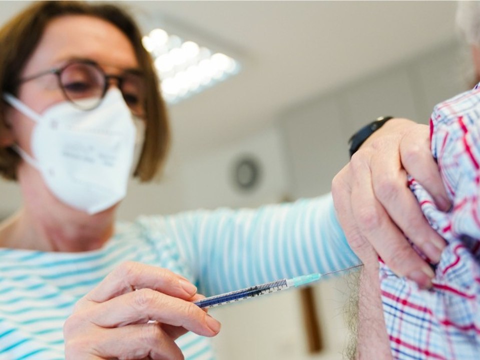 Impfung in Arztpraxen: '25 Millionen Menschen monatlich realistisch'