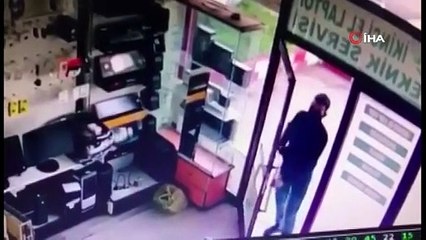 Girdiği teknik serviste çalışanın uyduğunu görünce hırsızlık yaptı
