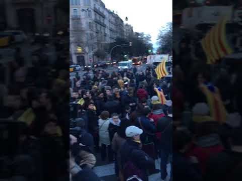 Concentració de manifestants a Diagonal criden: Llibertat, presos polítics
