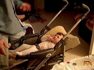 Océane demande des bisous au papa !!!