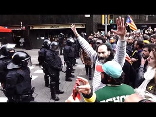 Télécharger la video: Crits dels manifestants a la Delegació del Govern