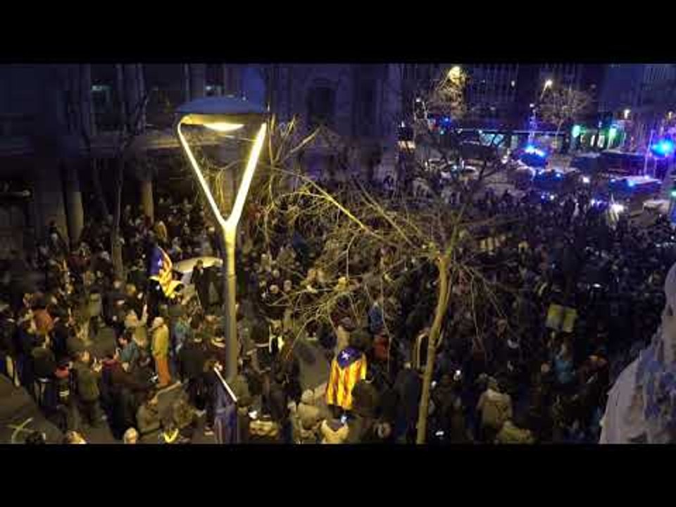 Crits: "Presos polítics, llibertat!" front Delegació Govern