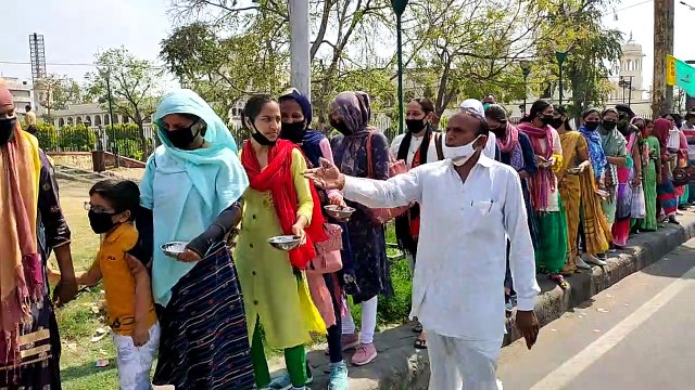 पटवारियों ने मांगी भीख, एक महिला पटवारी बेहोश