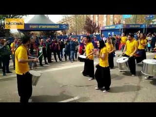 Batucada groga a la Fan Zone del Barça a la Final de la Copa del Rei