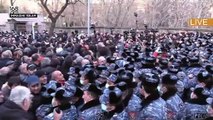 Erevan, migliaia di manifestanti davanti al Parlamento armeno: chiedono le dimissioni di Pashinyan