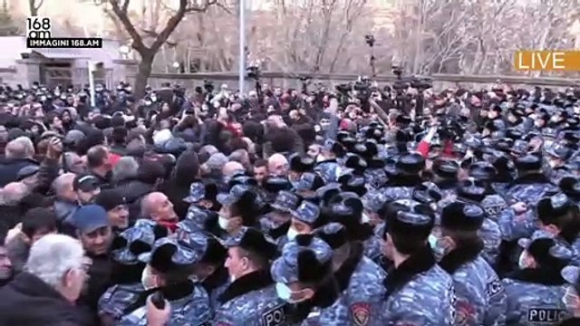 Erevan, migliaia di manifestanti davanti al Parlamento armeno: chiedono le dimissioni di Pashinyan