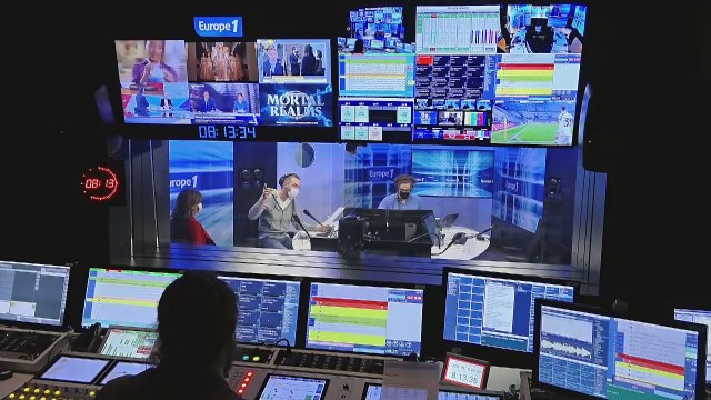 Des feux d'artifice tirés par des supporters parisiens près de l'hôtel des Catalans