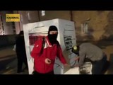 Uns emmascarats destrossen els retrats dels presos polítics a Girona