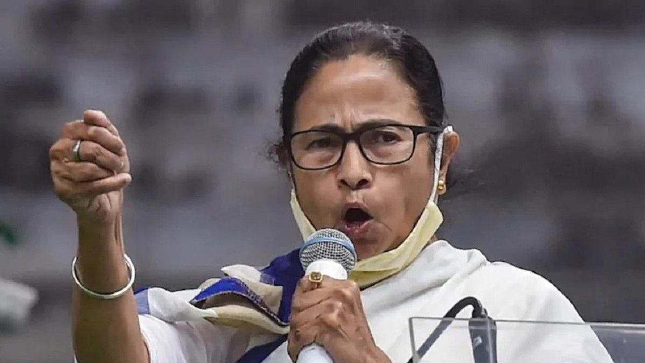 Mamata Banerjee distributed the prasad among lo...