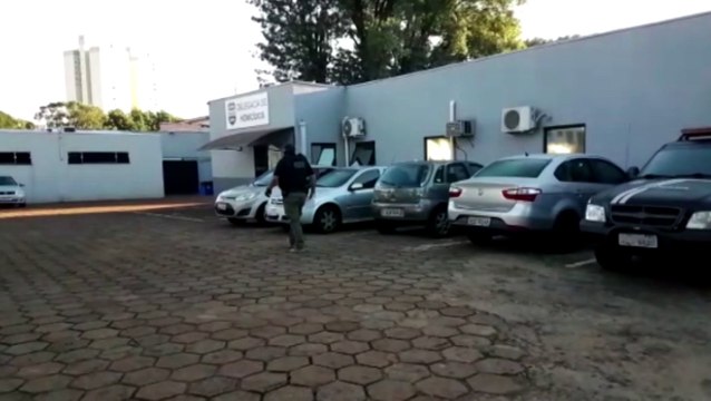 Homens são encaminhados para prestarem depoimento na Delegacia de homicídios