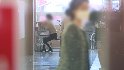 고령자 맞을 백신 충분?..."접종 간격 늘리고 2차분 사용 검토" / YTN