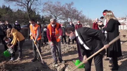 Bilecik'te yürek yakan görüntü...2 yaşındaki Hızır Efe, babasının öldürdüğü annesi adına dikilen ağaca toprak attı