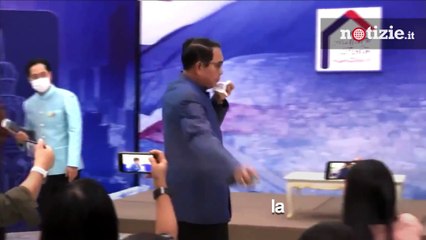 Thailandia, il premier Chan Ocha spruzza disinfettante sui giornalisti: infastidito dalle domande