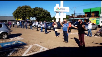 Religiosos se reúnem em oração em frente ao Hospital de Retaguarda