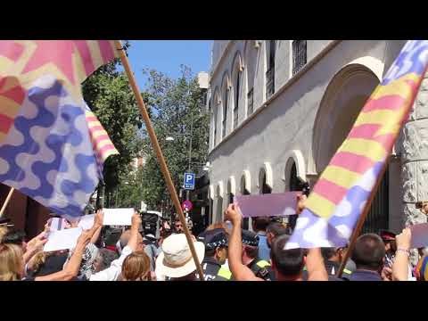 Albiol és escridassat al sortir de l'ajuntament després de la moció de censura a Dolors Sabater