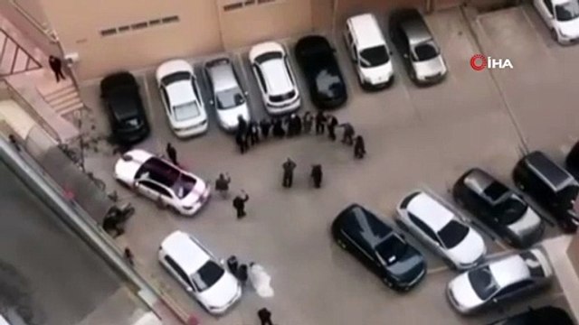 Site otoparkında davul zurna eşliğinde korona halayı