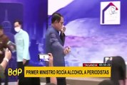 Tailandia: primer ministro rocía alcohol a periodistas en rueda de prensa