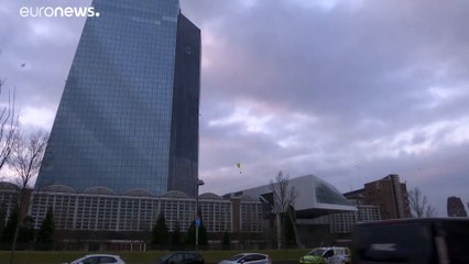 Action de Greenpeace contre la BCE accusée de soutenir les entreprises polluantes
