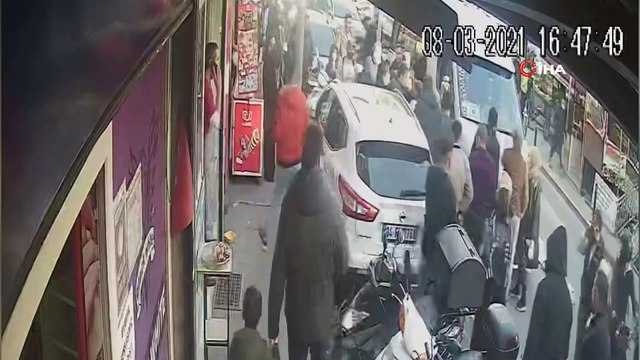 İstanbul’da dehşet anları: Annesinin gözü önünde minibüsü altında kaldı.. O anlar kameraya yansıdı
