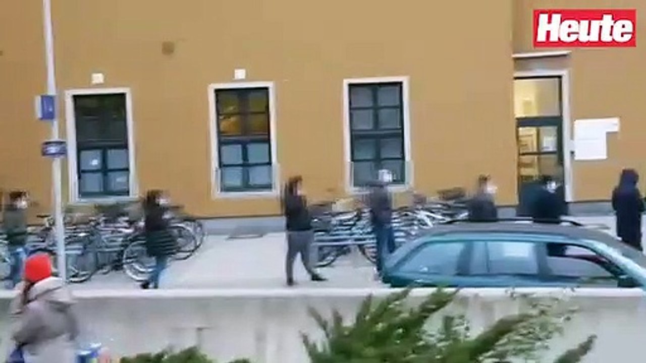 Hier stehen Leute Schlange, um aus Corona-Ort zu dürfen