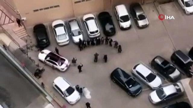 Site otoparkında davul zurna eşliğinde korona halayı