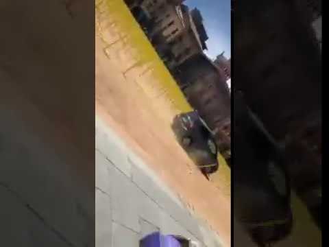 Un cotxe envesteix les 2.500 creus grogues de la plaça Major de Vic