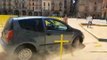 Un cotxe envesteix les creus grogues de la plaça Major de Vic