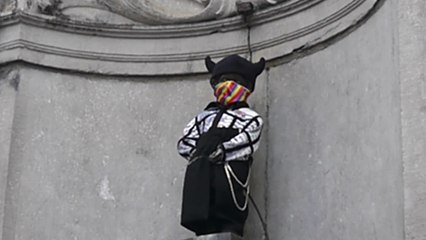 Le Manneken-Pis habillé de sa tenue de Pride en soutien à la campagne #LGBTIQFreedomZone