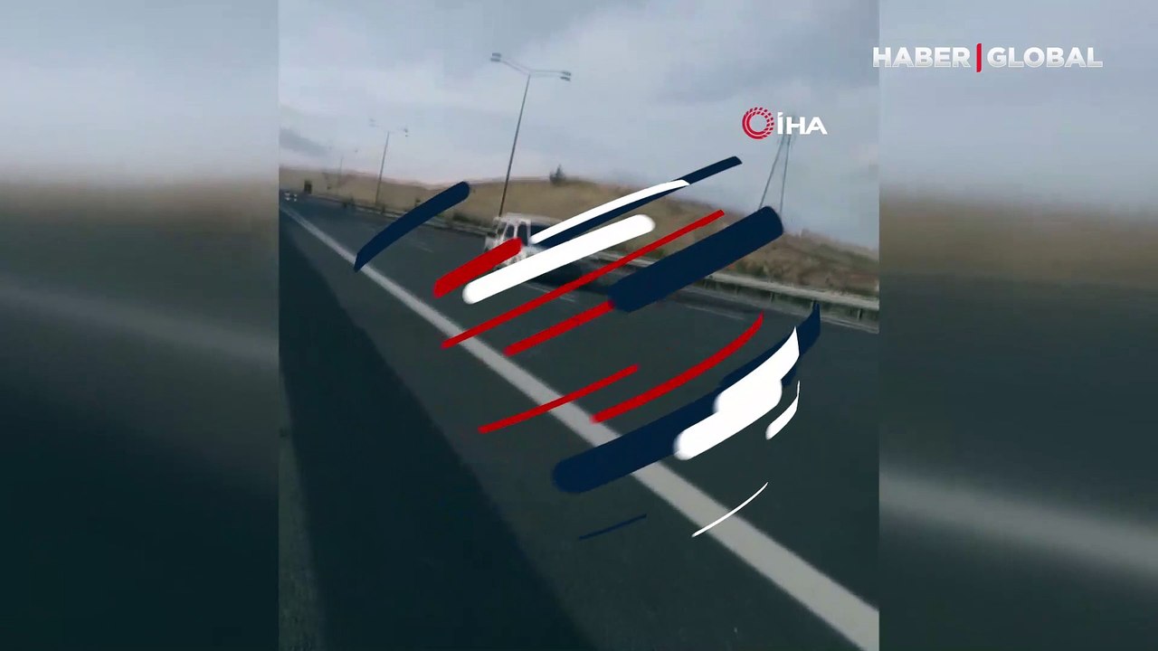 Otoyolda tehlikeli hareketler! Bisiklet üzerinde tehlikeli yolculuk kamerada