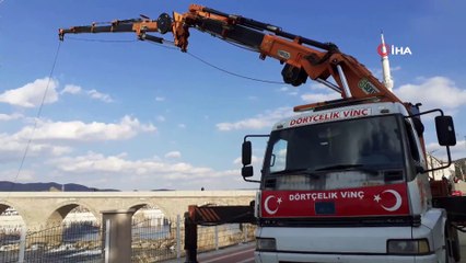 Kızılırmak’a düşen büyükbaş hayvan vinç yardımı ile çıkarıldı