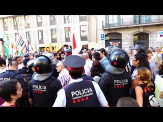 Desallotgen un grup feixista italià a l'ofrena a Rafael Casanova