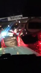 Mujer es asaltada mientras discute por un choque en la vía pública