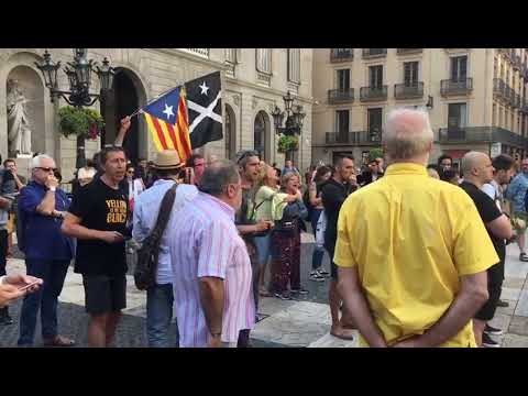Els acampats de plaça Sant Jaume criden 'No pasaran'