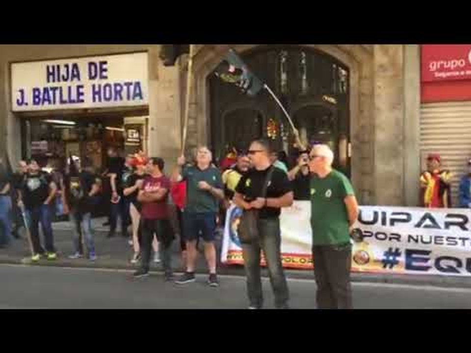 La manifestació espanyolista que vol homenatjar els guàrdia civils de l’1-O canta “Que viva España