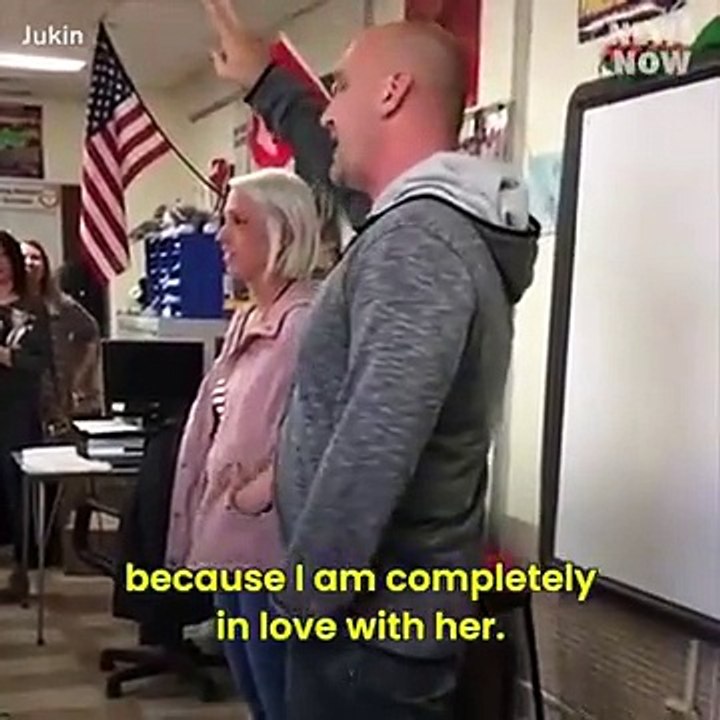 Il fait sa demande en mariage à une enseignante devant les élèves