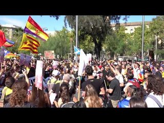 Crits "los Borbones, a los tiburones"