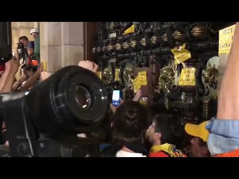 Els manifestants canten 'Els Segadors' just a la porta del Parlament