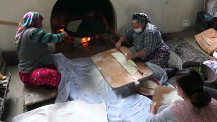 DENİZLİ - Kadınlar Kovid-19 aşısı için gelen sağlık çalışanlarına gözleme yaptı