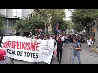 Antifeixistes baixen pel carrer Muntaner