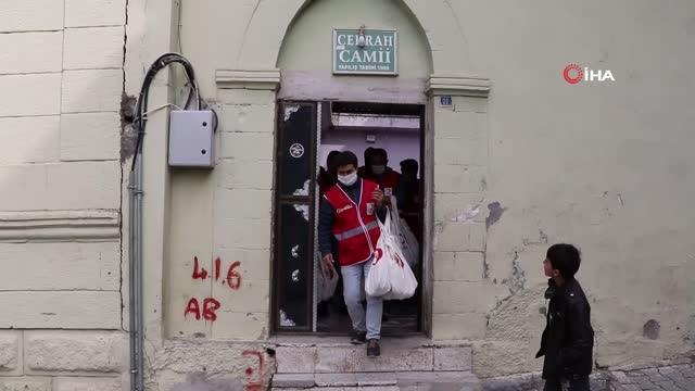 Siirt'te Miraç Kandili sebebiyle vatandaşlara kandil simidi dağıtıldı