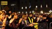 La plaça Sant Jaume aplaudeix el discurs de Puigdemont