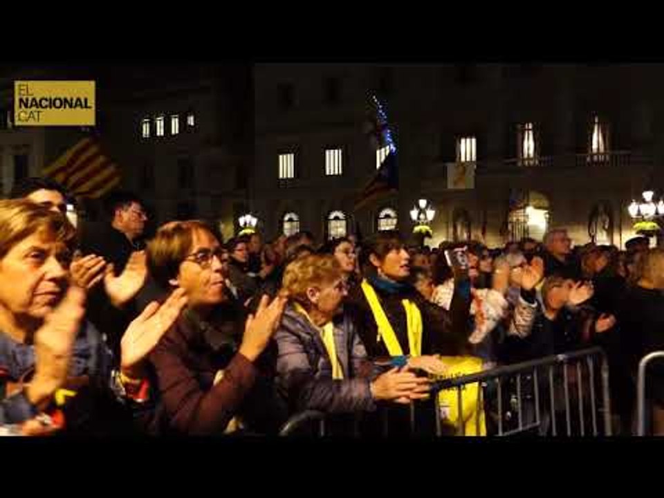 La plaça Sant Jaume aplaudeix el discurs de Puigdemont