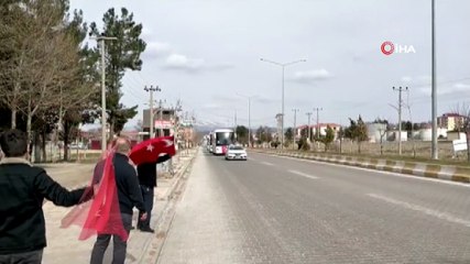 Suriye’ye hareket eden tabura vatandaşlardan sevgi seli